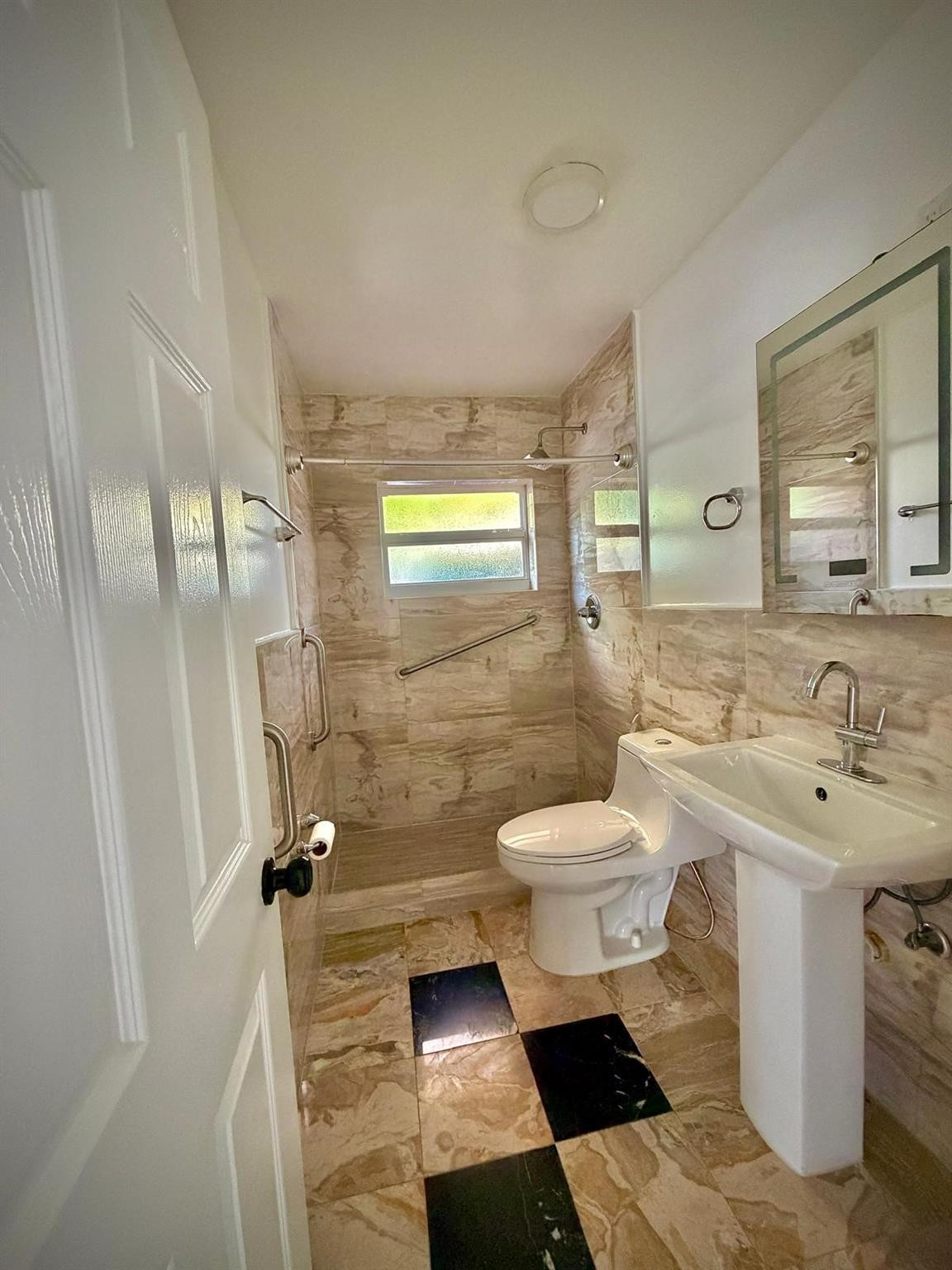 707 Ne 15th Street A Property Photo 16