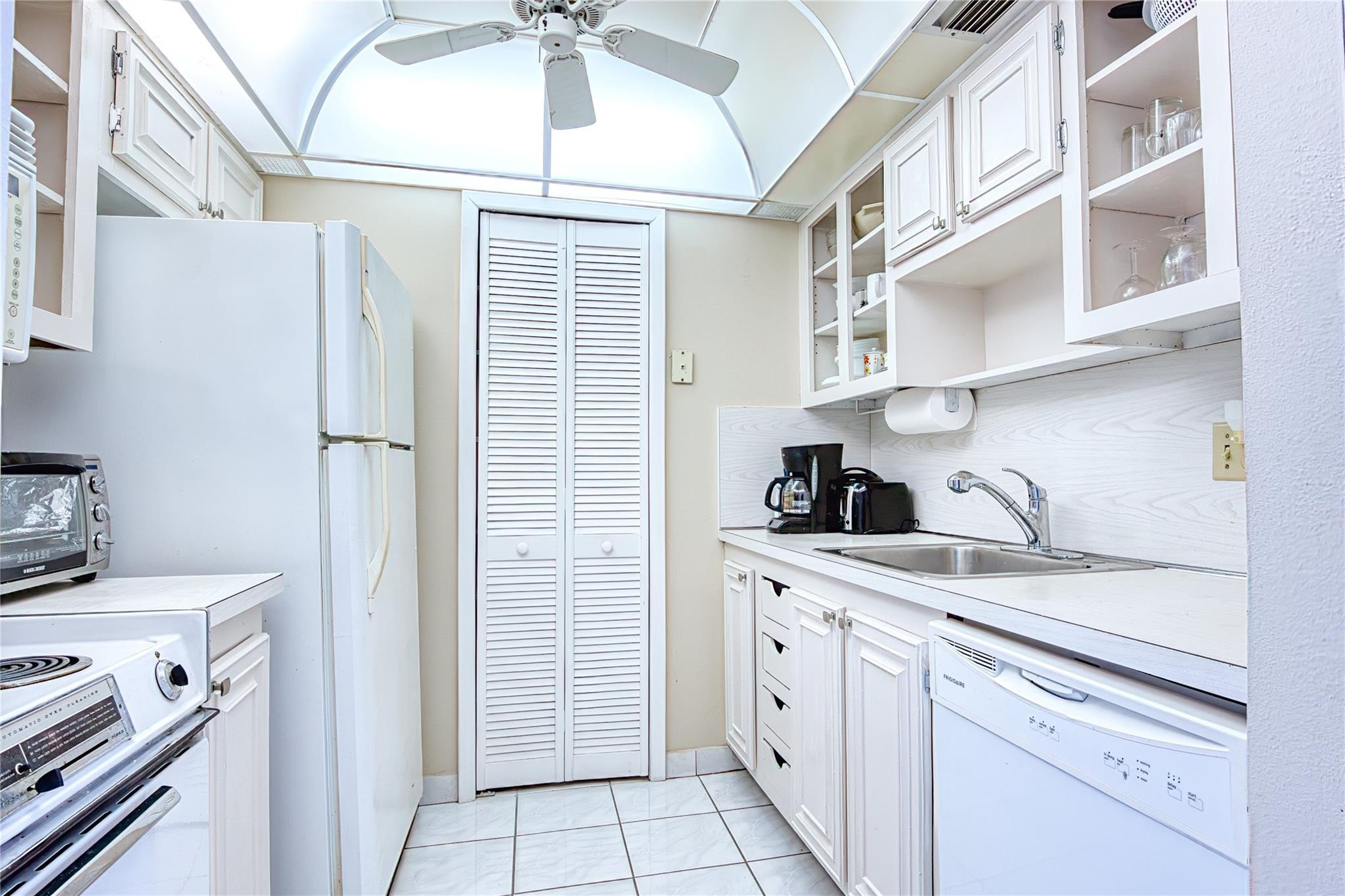 111 Briny Avenue 2312 Property Photo 10