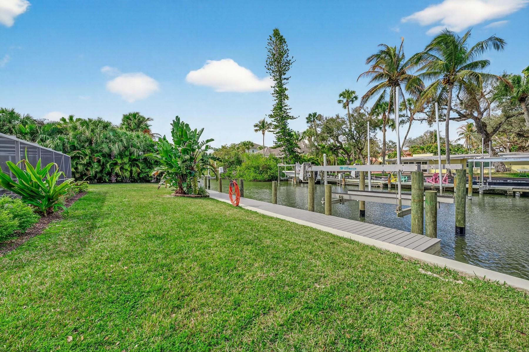 547 E Causeway Boulevard Property Photo 3