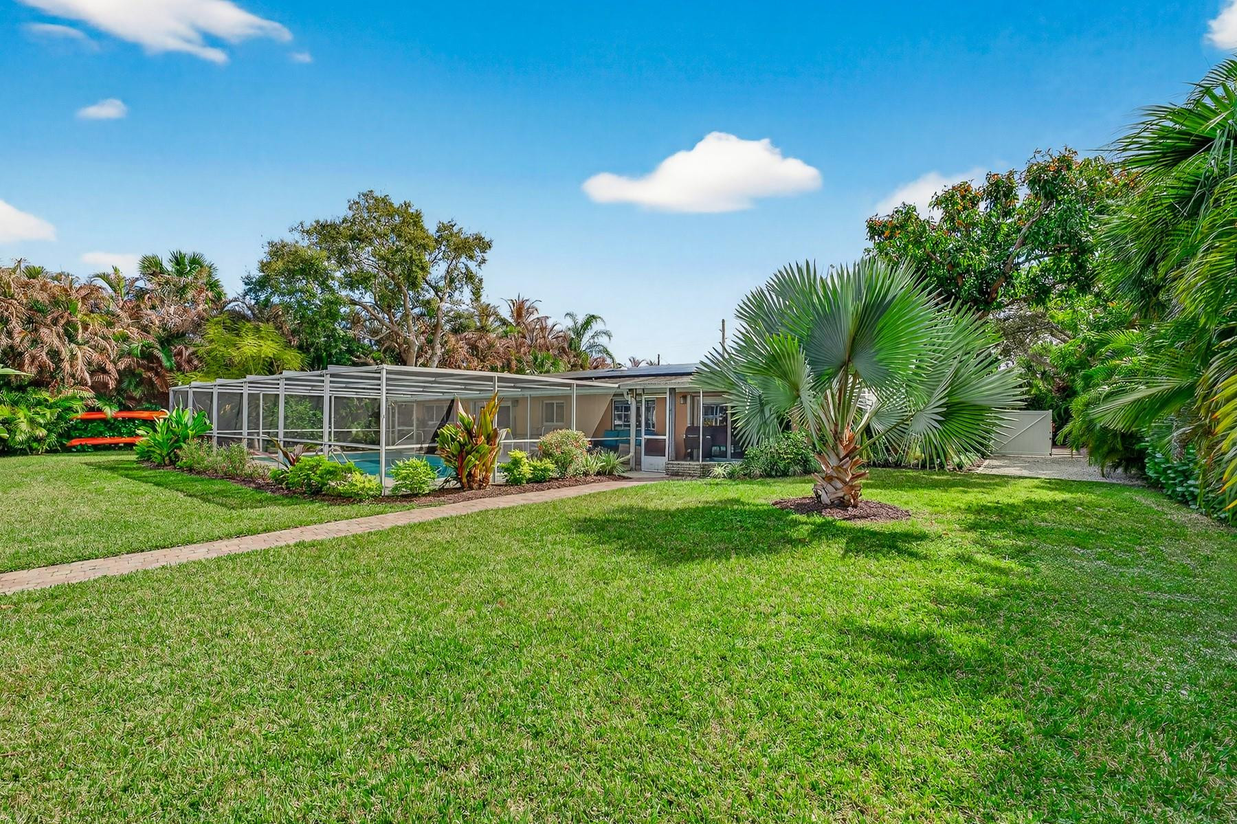 547 E Causeway Boulevard Property Photo 4