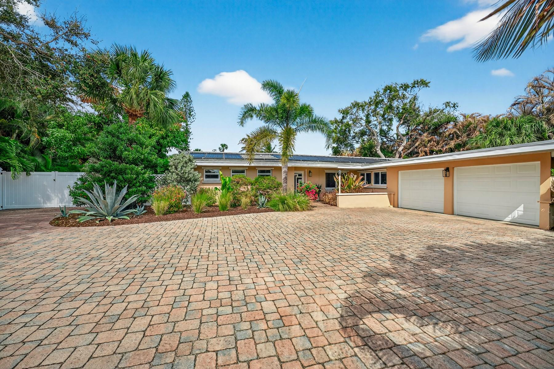 547 E Causeway Boulevard Property Photo 8