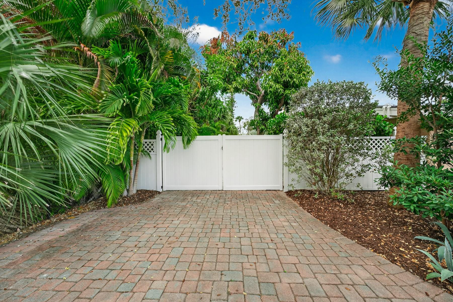547 E Causeway Boulevard Property Photo 9