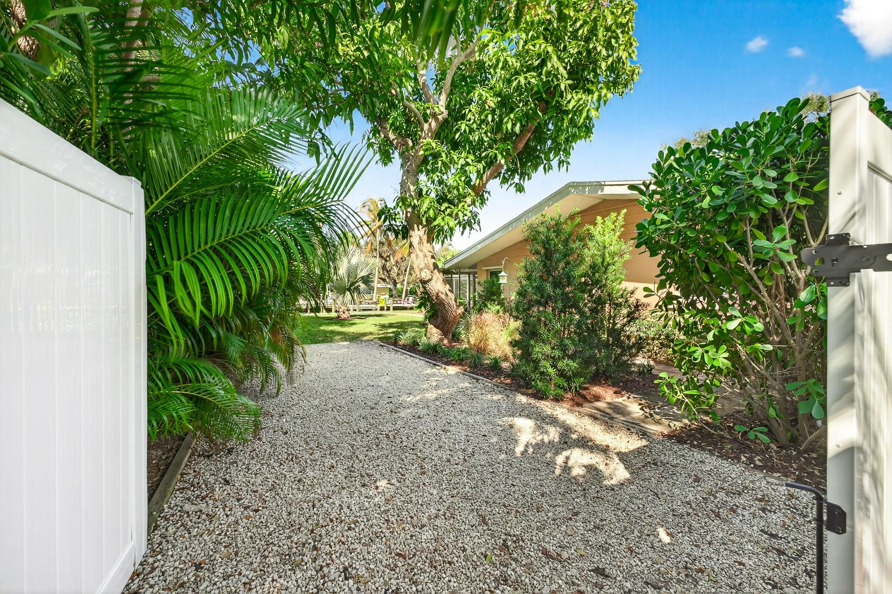 547 E Causeway Boulevard Property Photo 10
