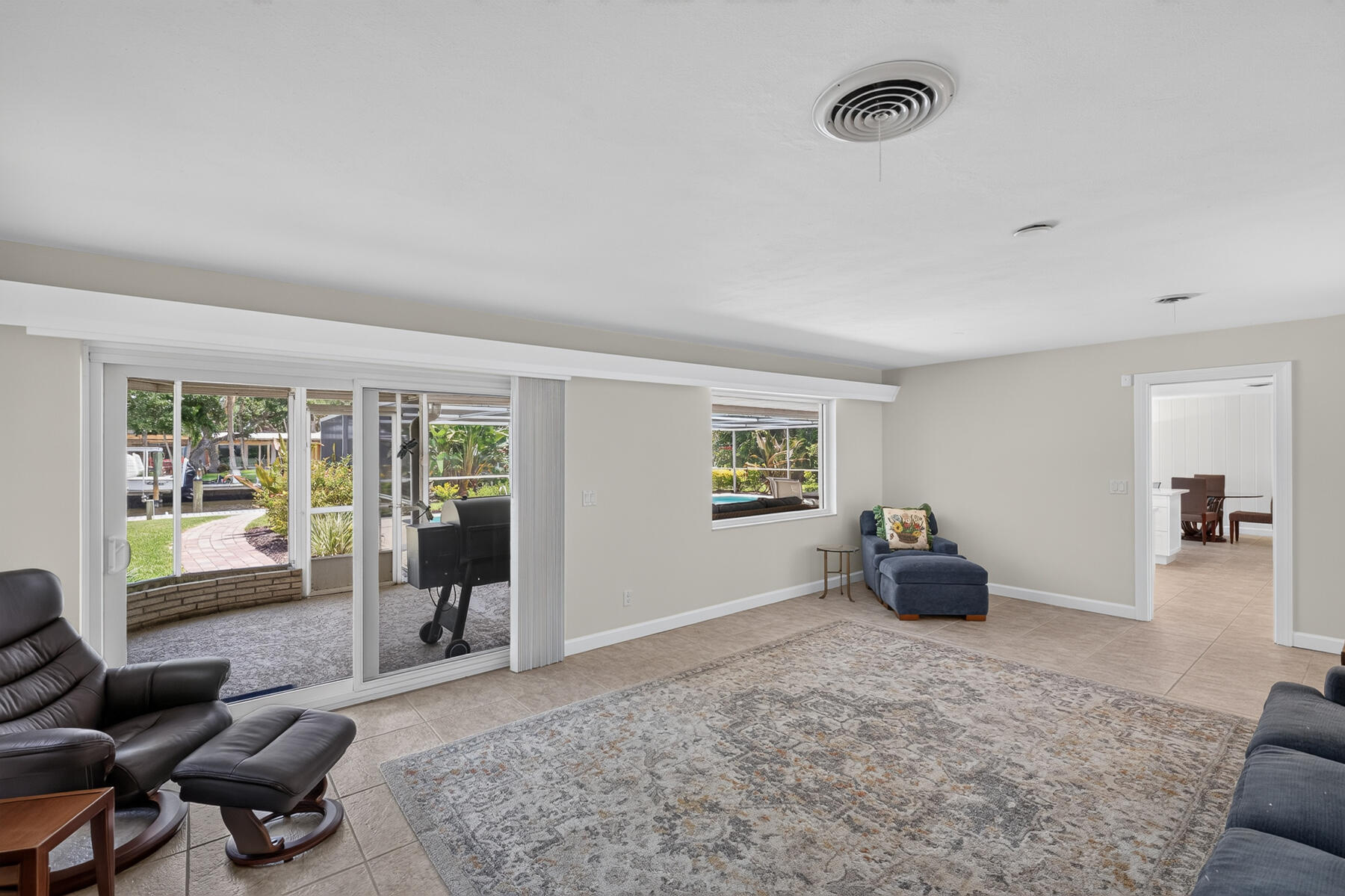 547 E Causeway Boulevard Property Photo 25