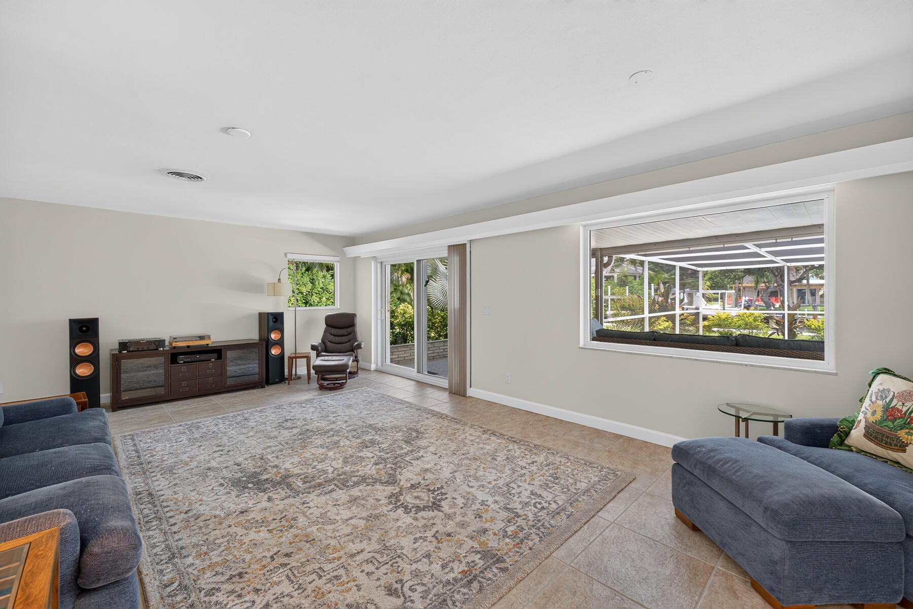 547 E Causeway Boulevard Property Photo 26