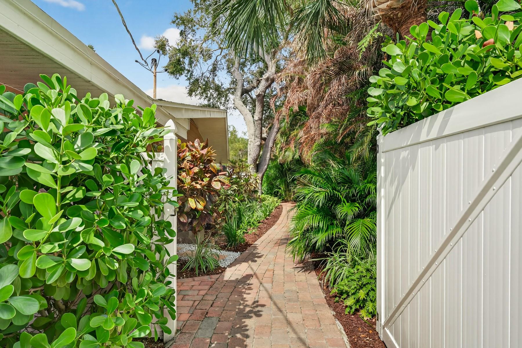 547 E Causeway Boulevard Property Photo 32