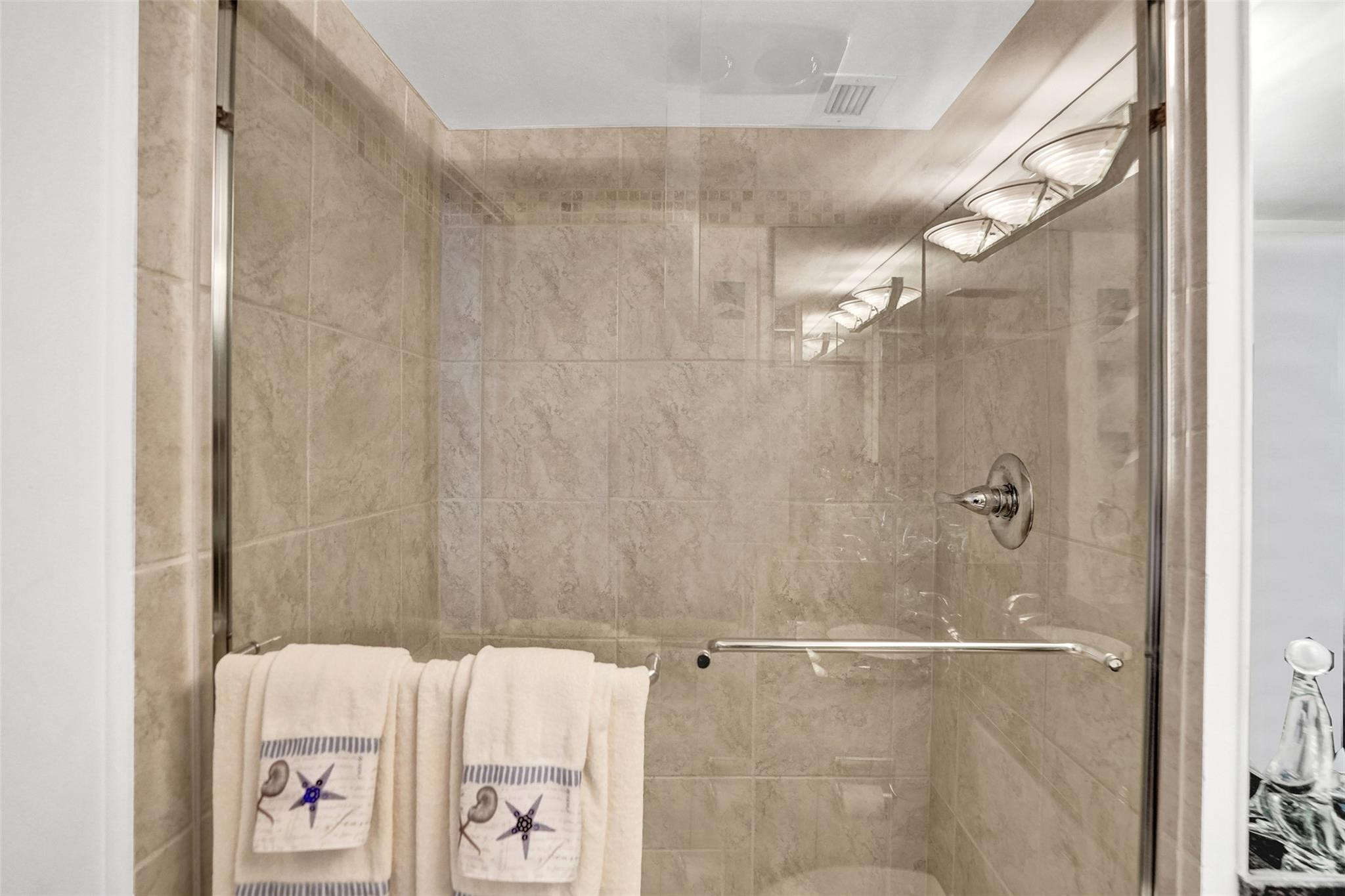 303 N Riverside Drive Ph3 Property Photo 17