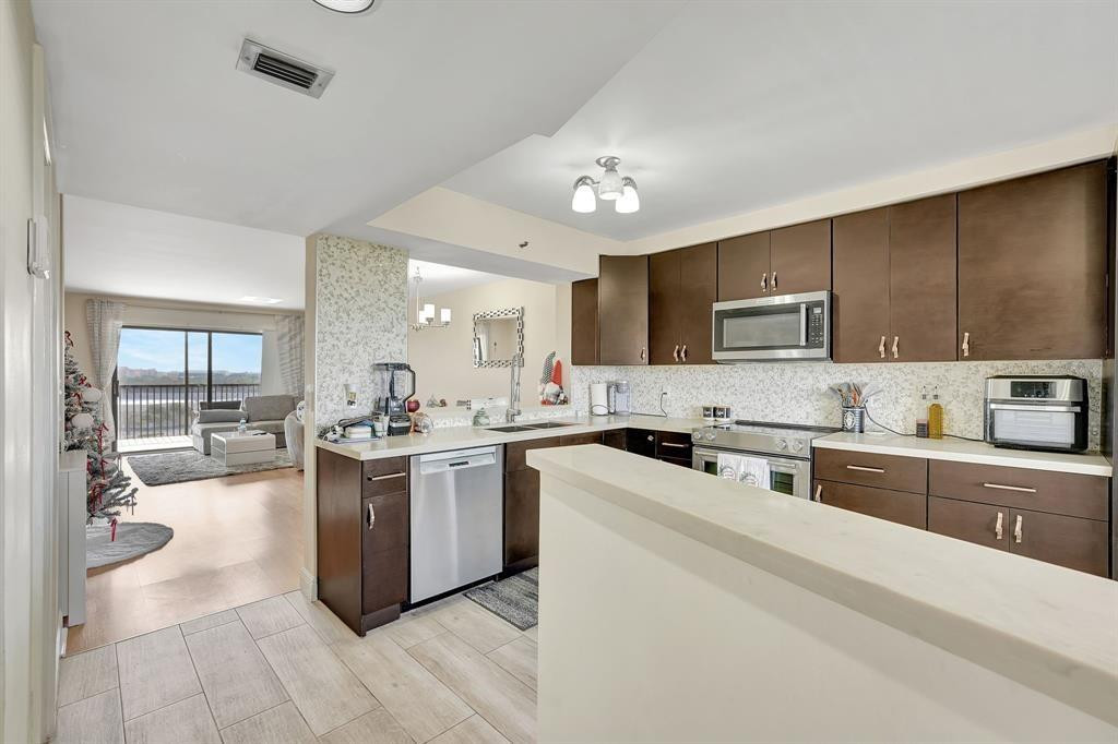 2200 S Cypress Bend Drive 905 Property Photo 1