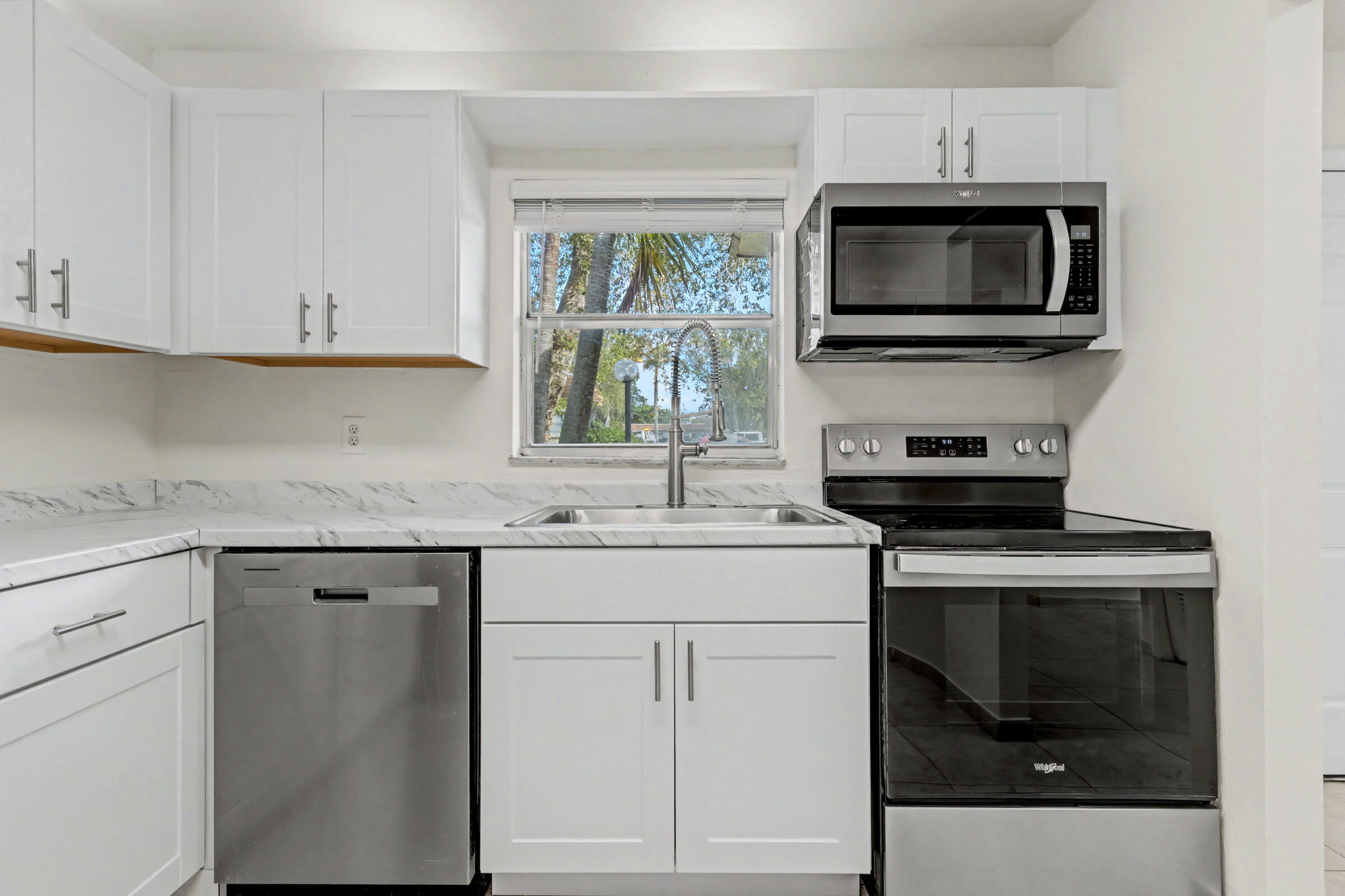 437 Sw Natura Avenue F Property Photo 2