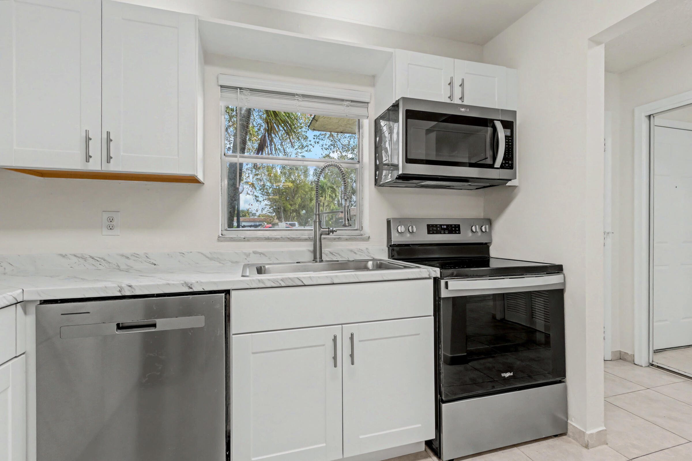 437 Sw Natura Avenue F Property Photo 3