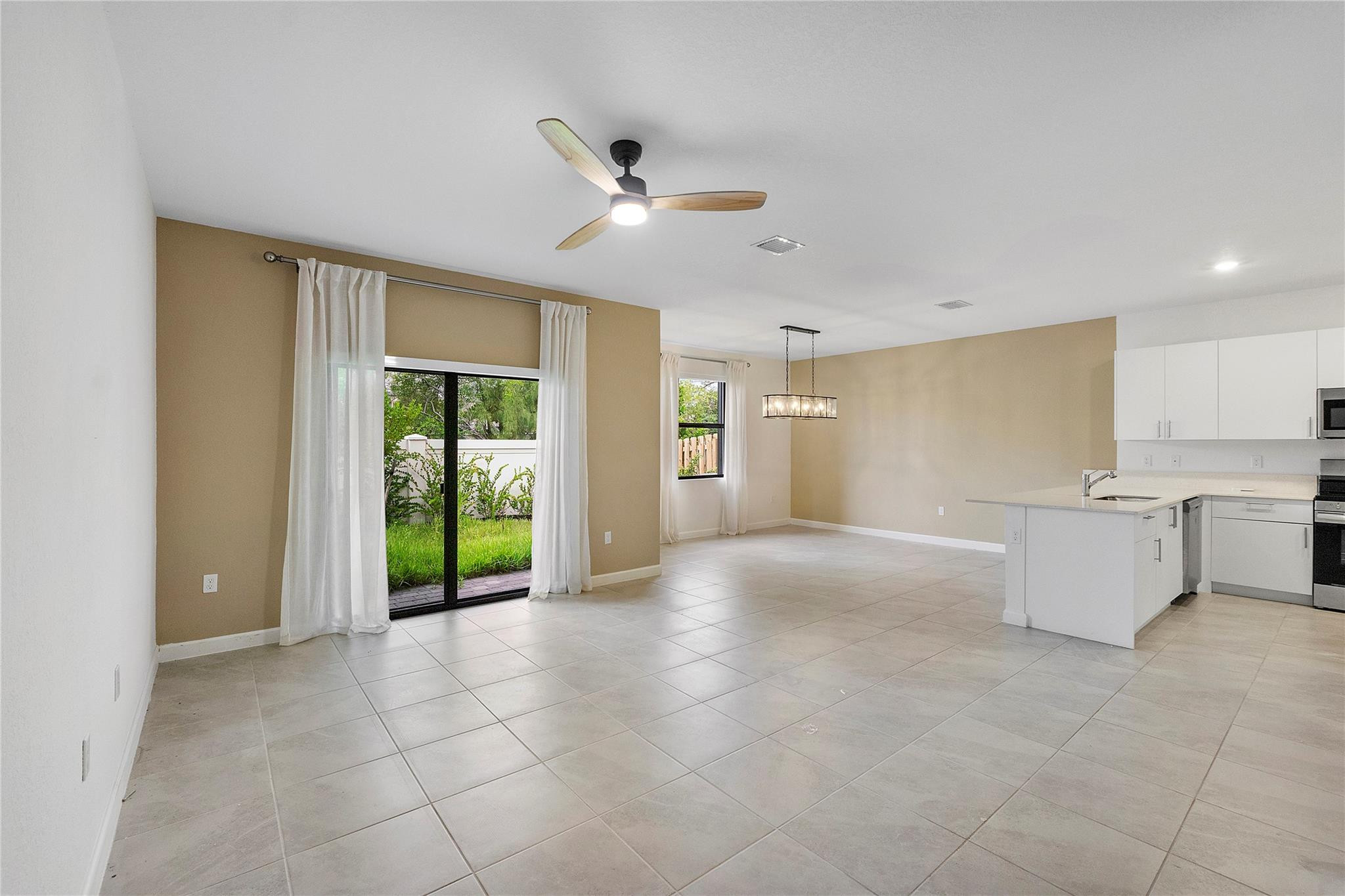 F10556010 Property Photo 6