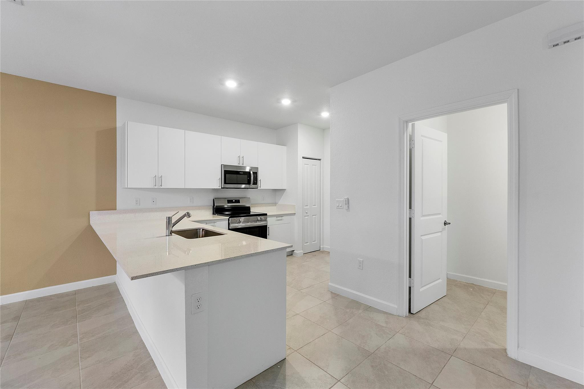 F10556010 Property Photo 10