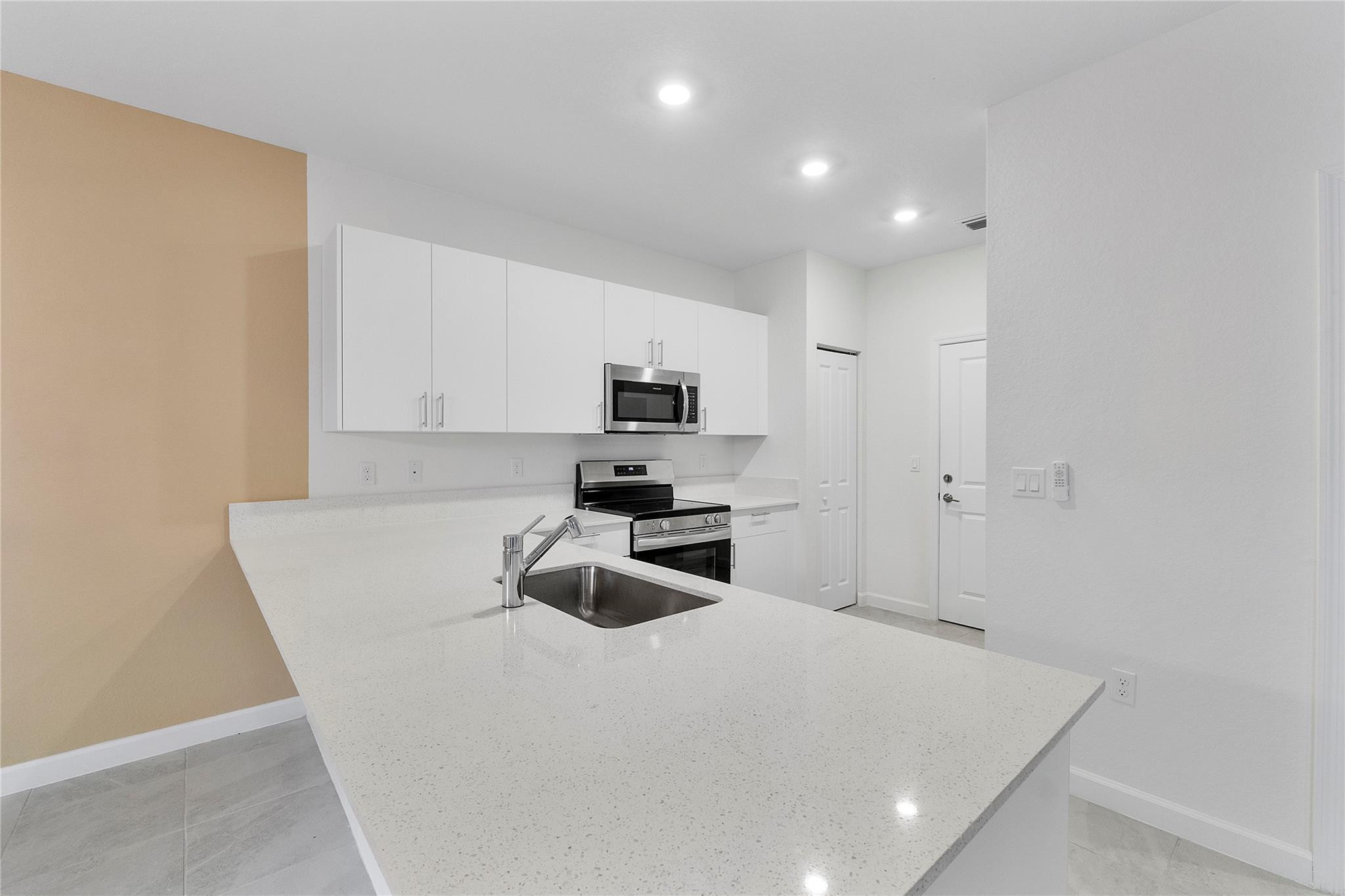 F10556010 Property Photo 12