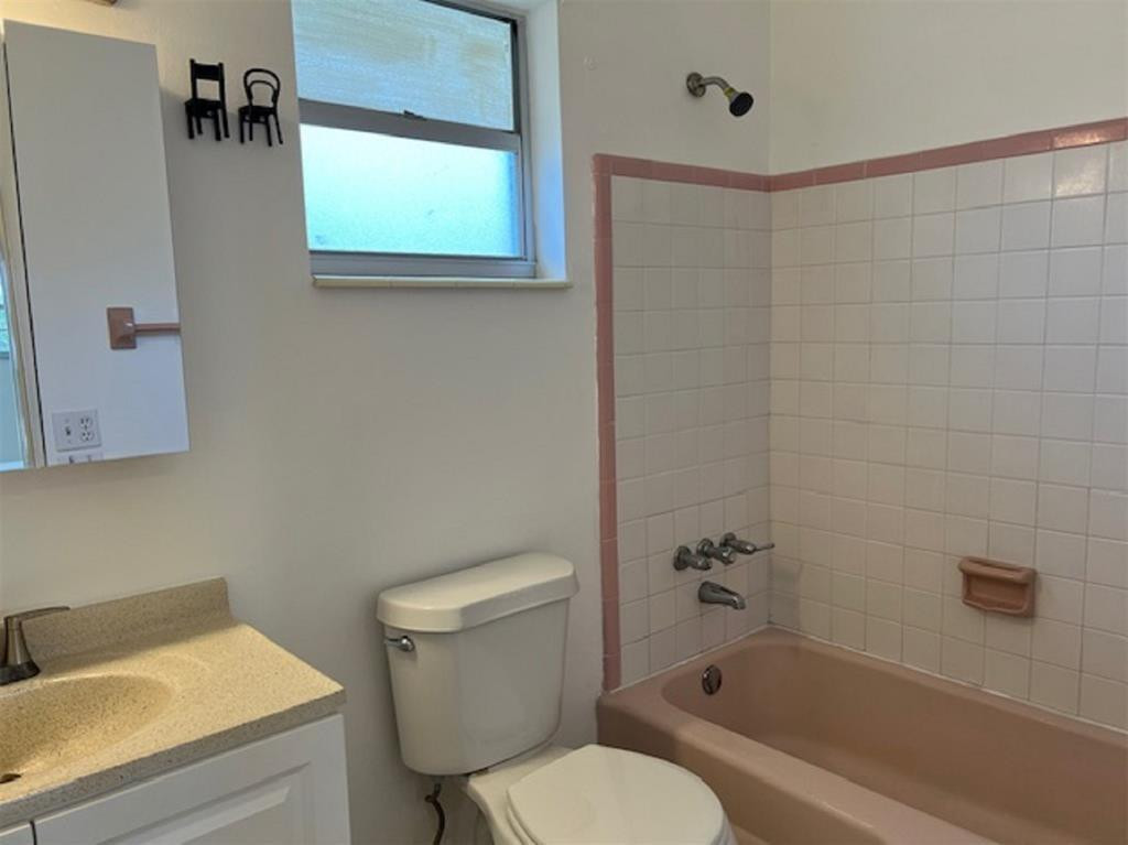 270 Ne 40th Street 26 Property Photo 10