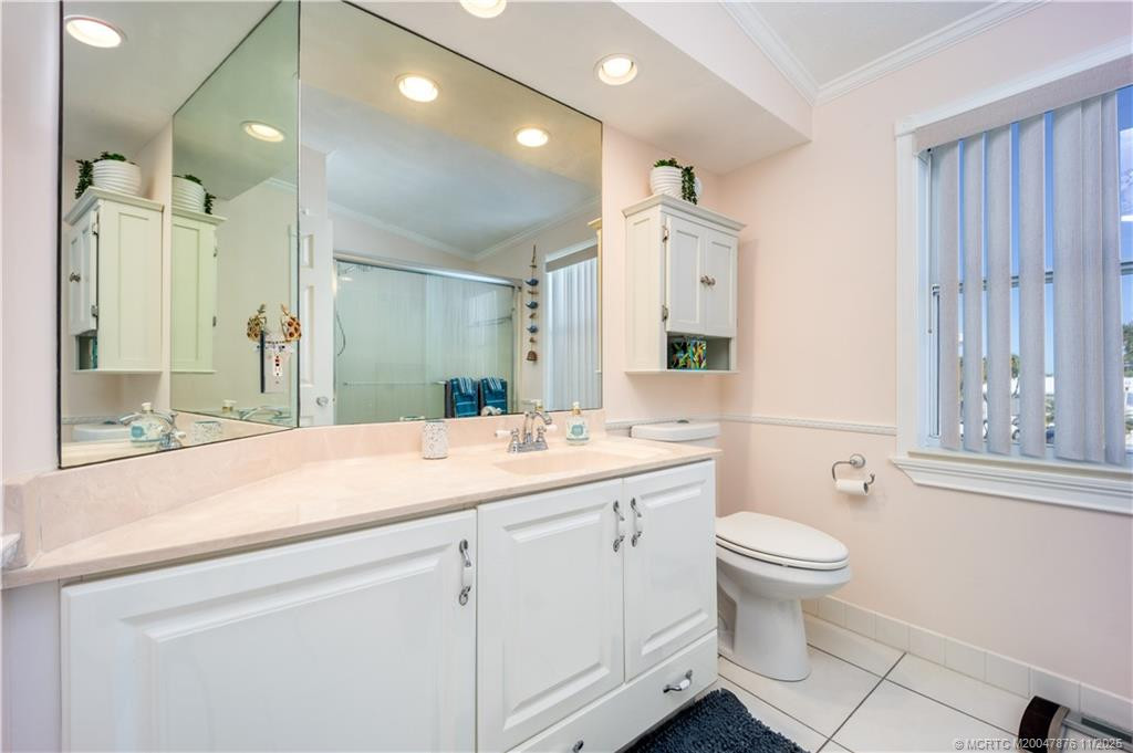 980 Nettles Boulevard Property Photo 9