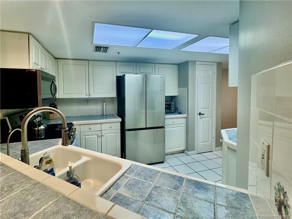 3880 N Highway A1a 403 Property Photo 8