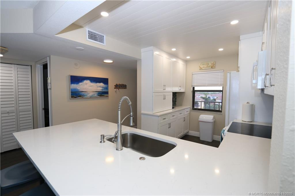 7380 S Ocean Drive 621 Property Photo 8
