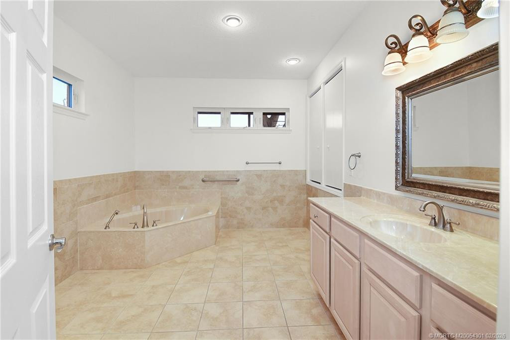 2228 Ne Center Circle Property Photo 32