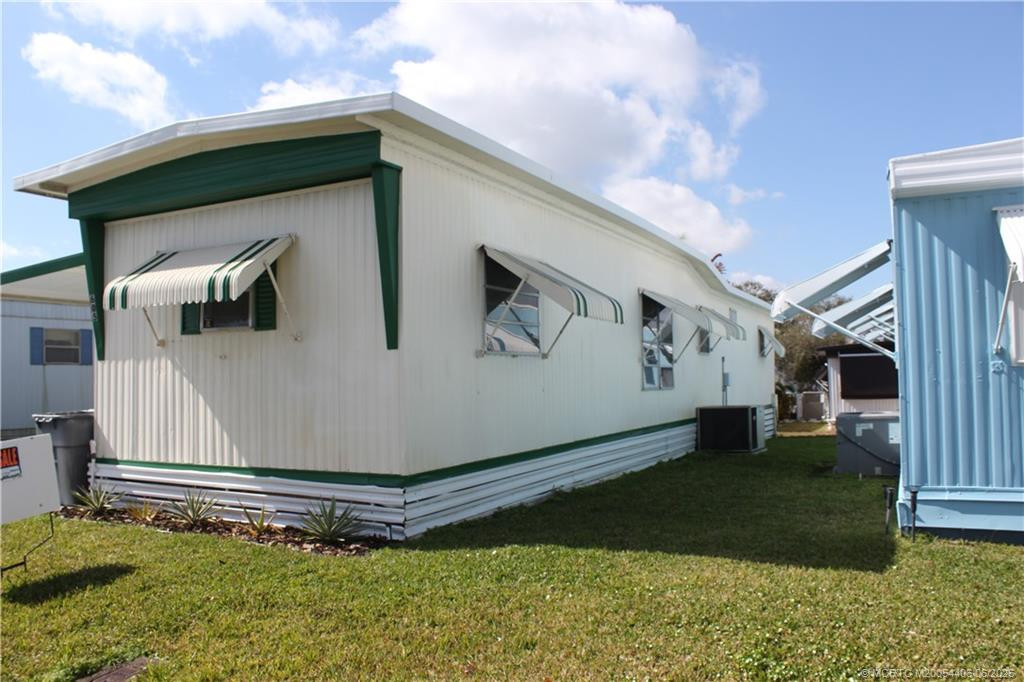 605 Ne South Seas Way Property Photo 2