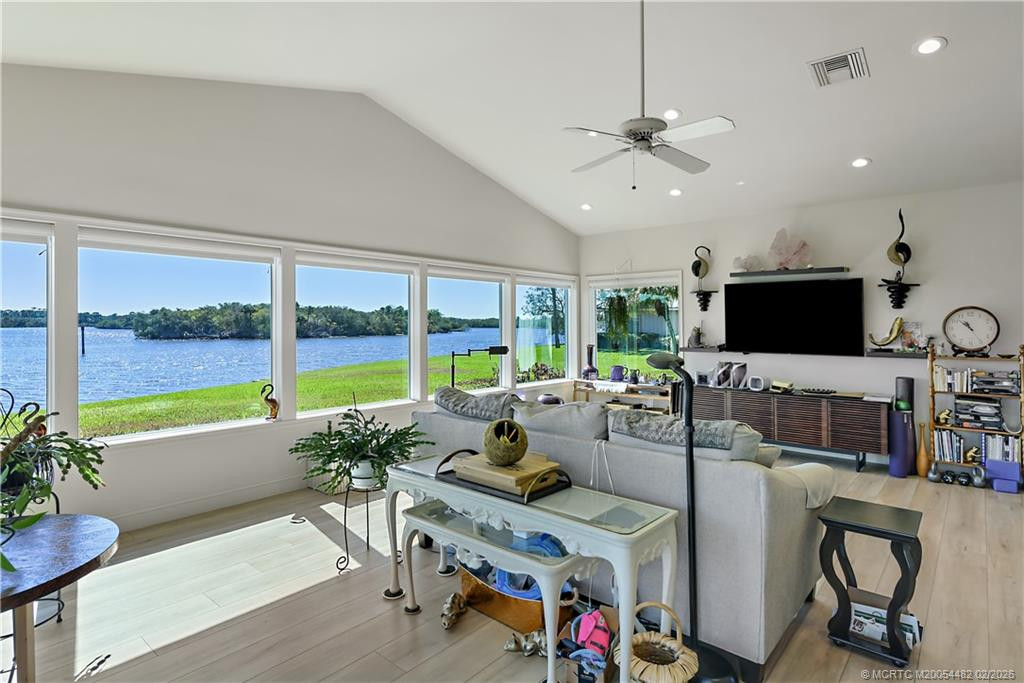 525 Sw Perth Place Property Photo 9