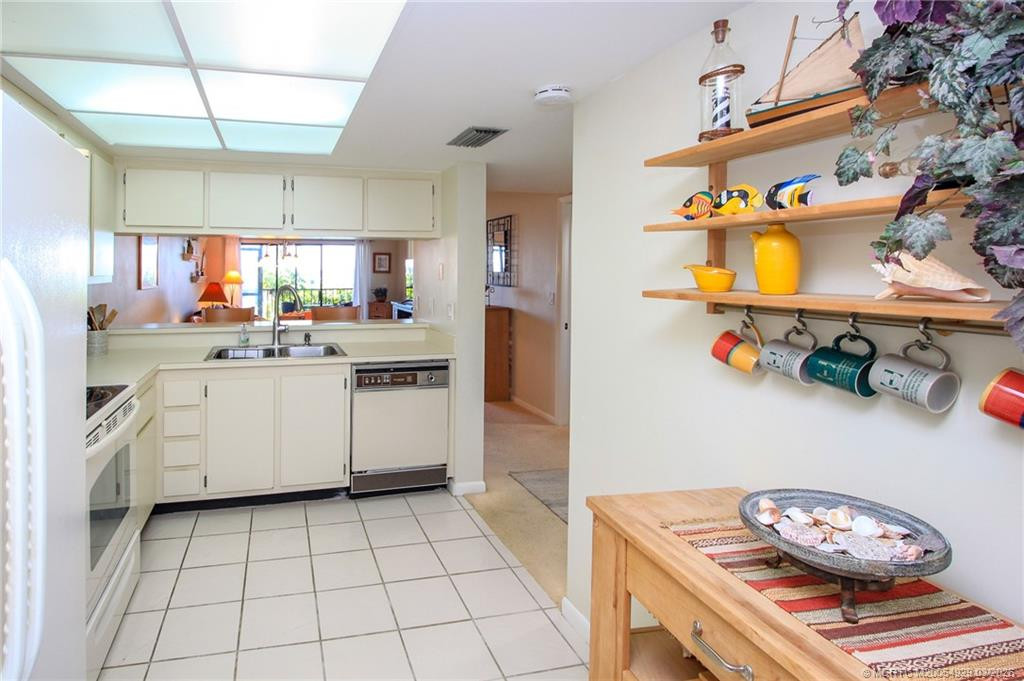 4620 Ne Sandpebble Trace 104 Property Photo 4