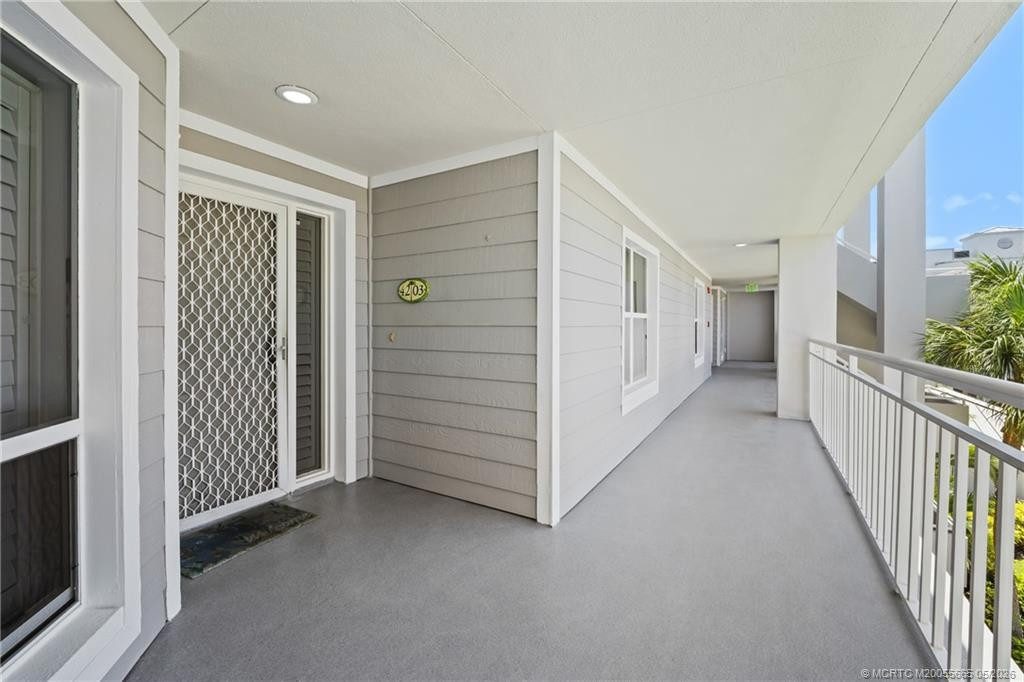 145 Ne Edgewater Drive 4203 Property Photo 3