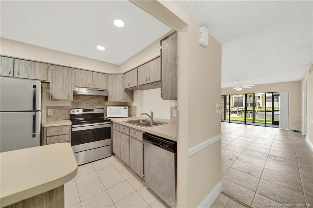 1950 Sw Palm City Road 3-105 Property Photo 2