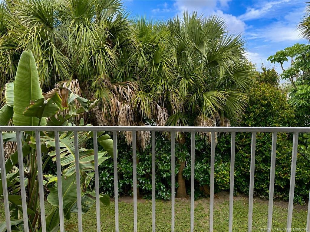 615 Nw Oleander Street 202 Property Photo 3