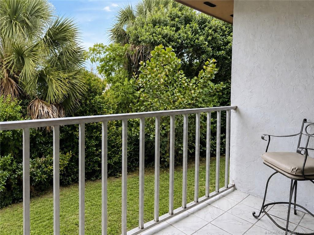 615 Nw Oleander Street 202 Property Photo 5