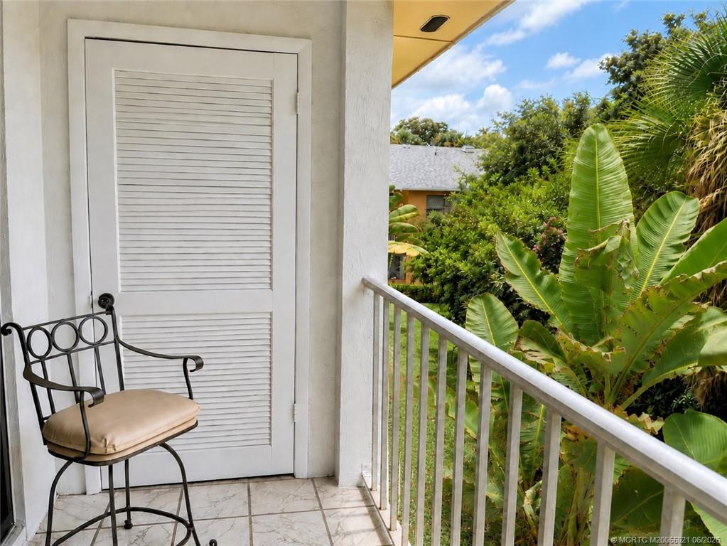 615 Nw Oleander Street 202 Property Photo 6