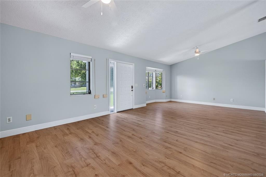 507 Ne Silver Oak Terrace Property Photo 7