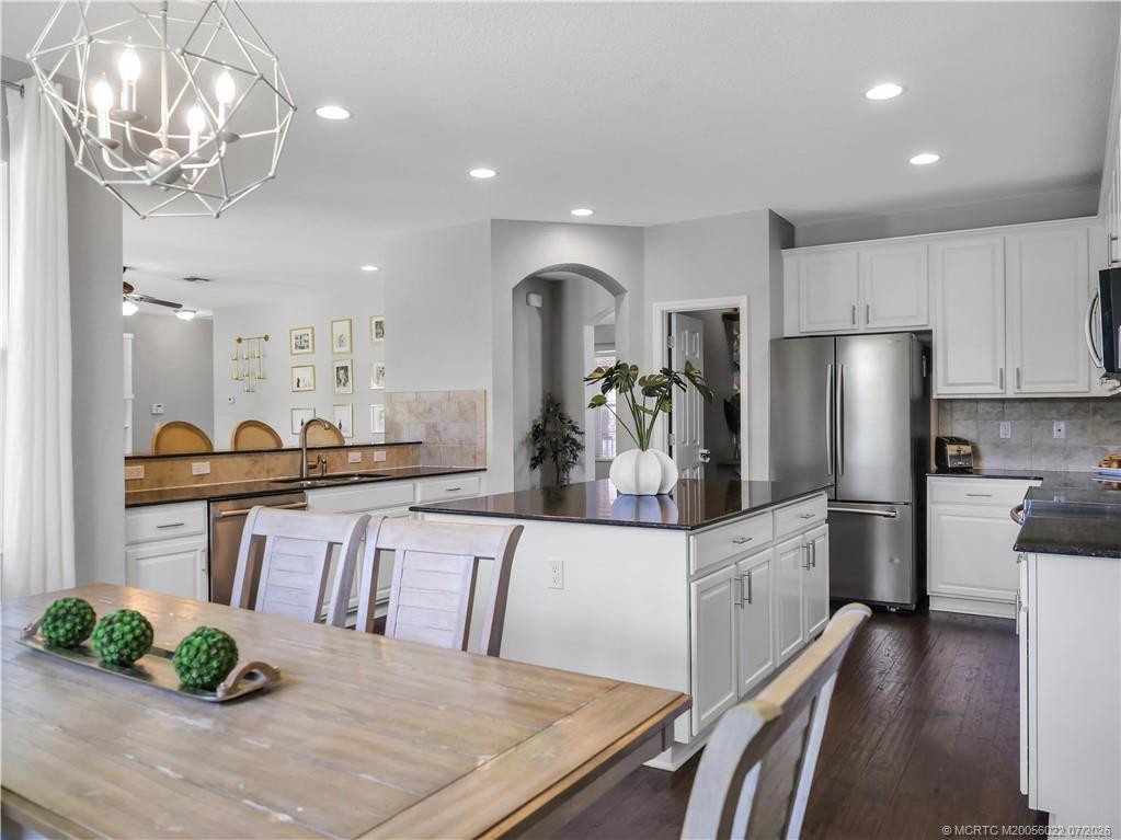 697 Sw Sun Circle Property Photo 8