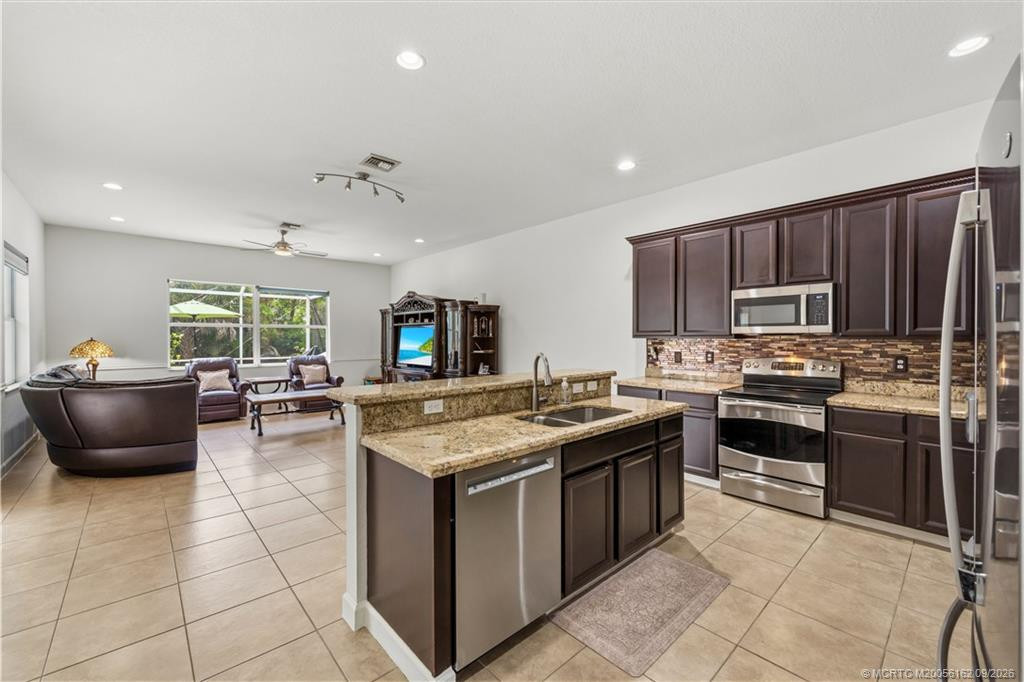 5437 Sw Honeysuckle Court Property Photo 12