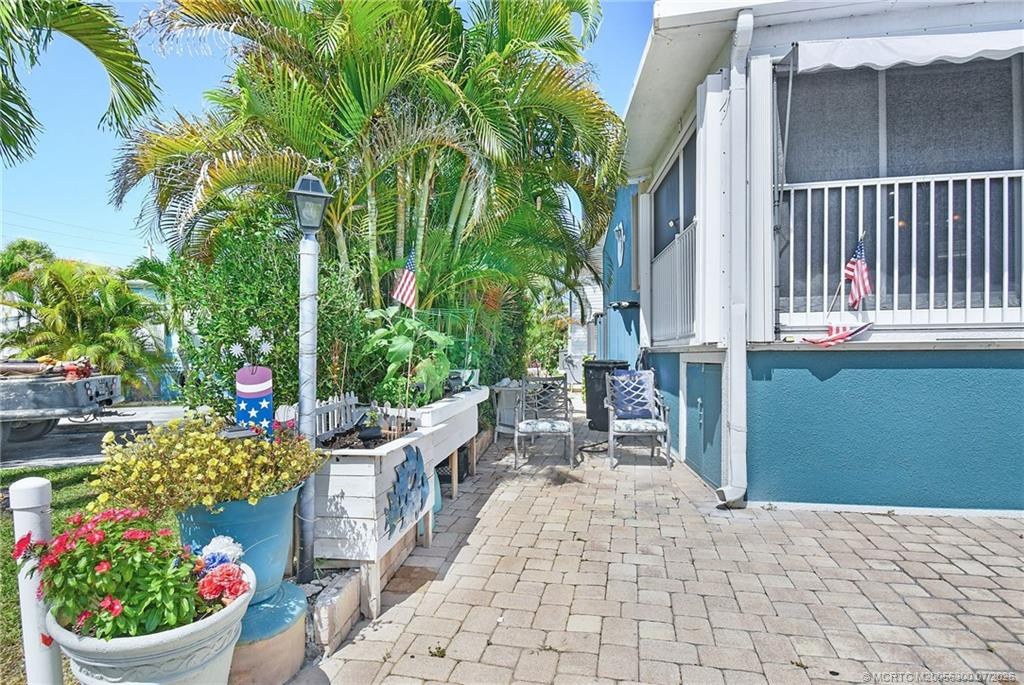 867 Nettles Boulevard Property Photo 4