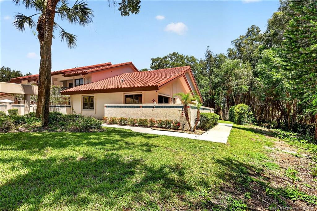 6041 SE Martinique Drive 104 Property Photo 1