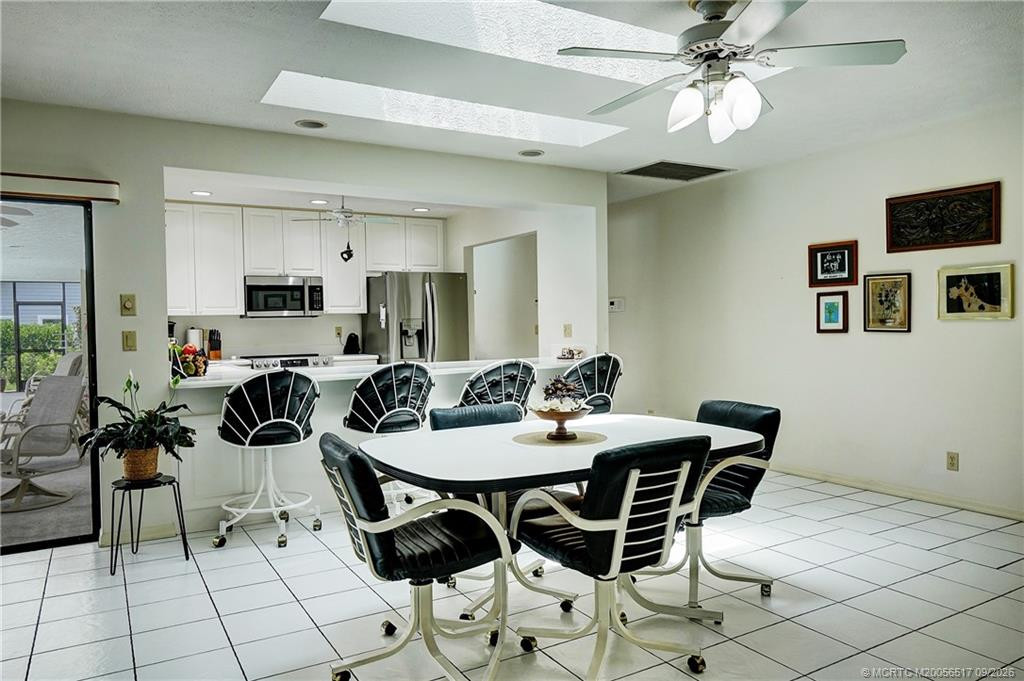 2490 Ne Pinecrest Lakes Boulevard Property Photo 8