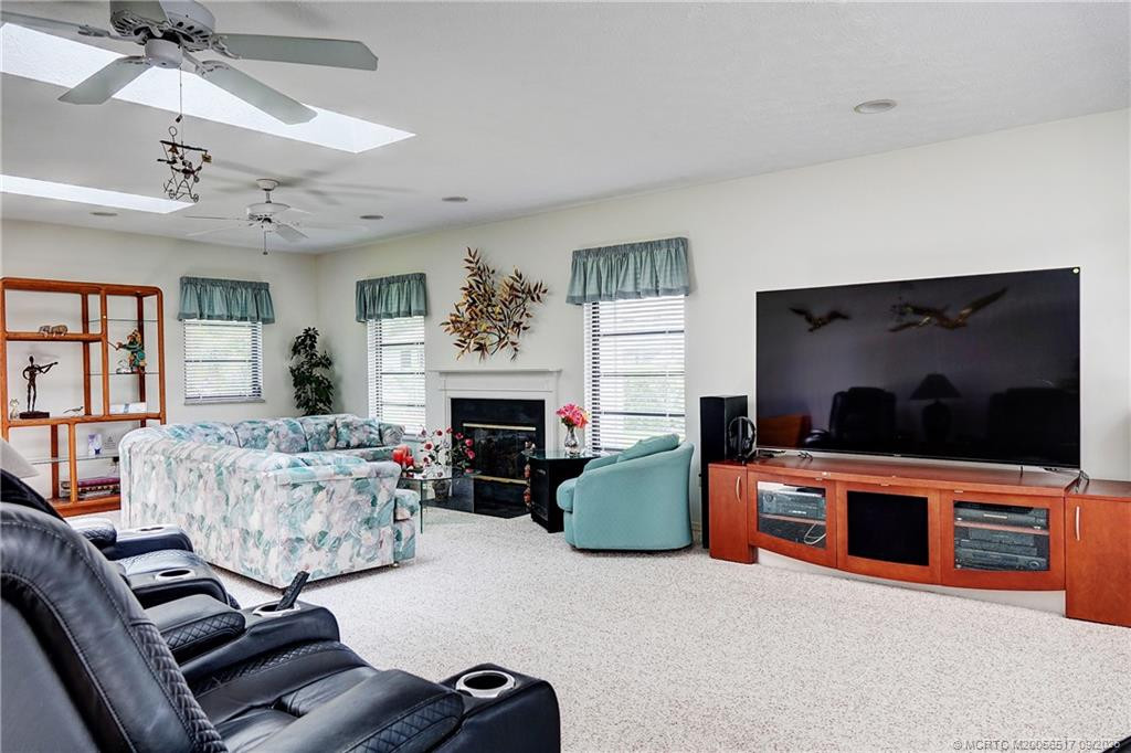 2490 Ne Pinecrest Lakes Boulevard Property Photo 13