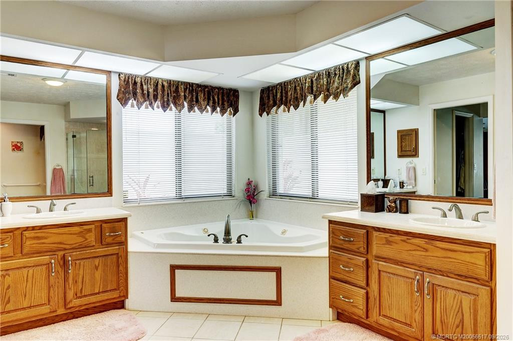 2490 Ne Pinecrest Lakes Boulevard Property Photo 20