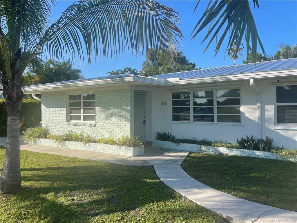 885 NW River Shores Boulevard Property Photo 1