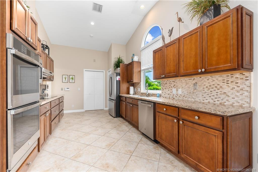 12813 Nw Cinnamon Way Property Photo 8