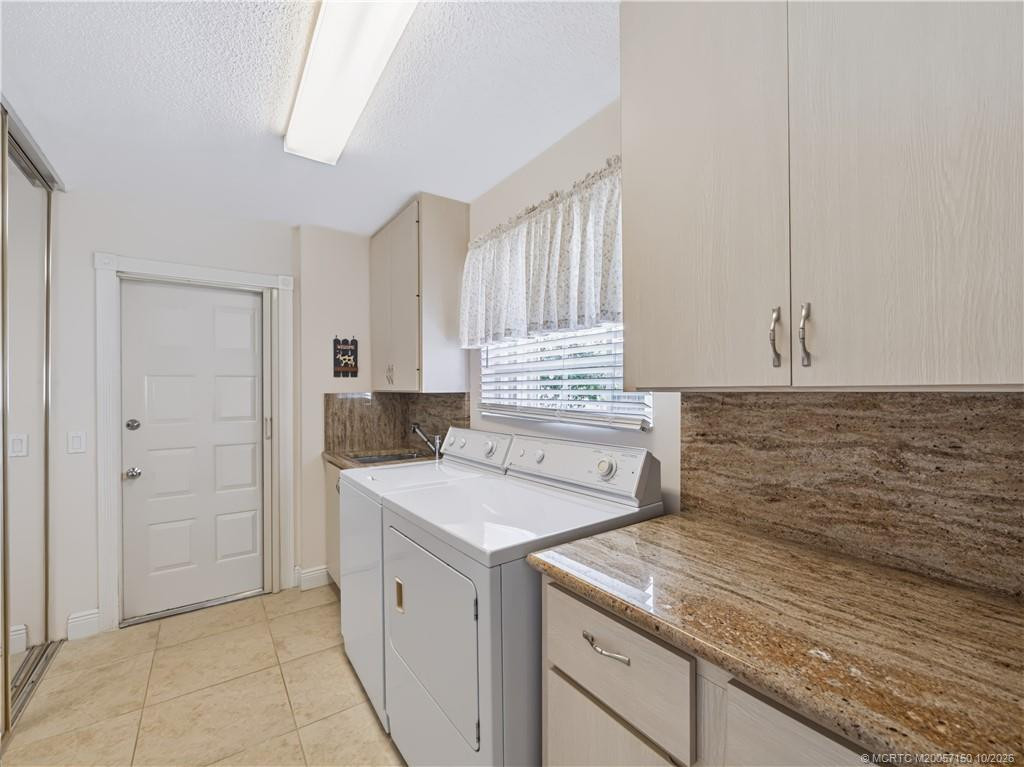 8284 Se Double Tree Drive Property Photo 4