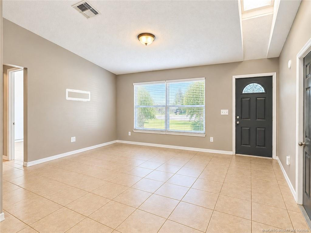 211 Se Sims Circle Property Photo 3