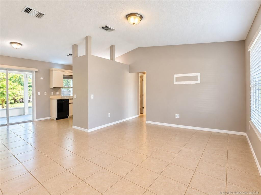 211 Se Sims Circle Property Photo 4