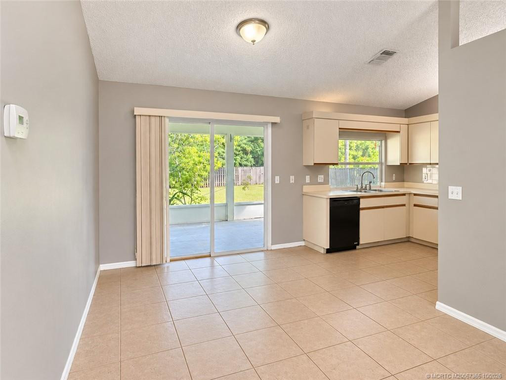 211 Se Sims Circle Property Photo 5