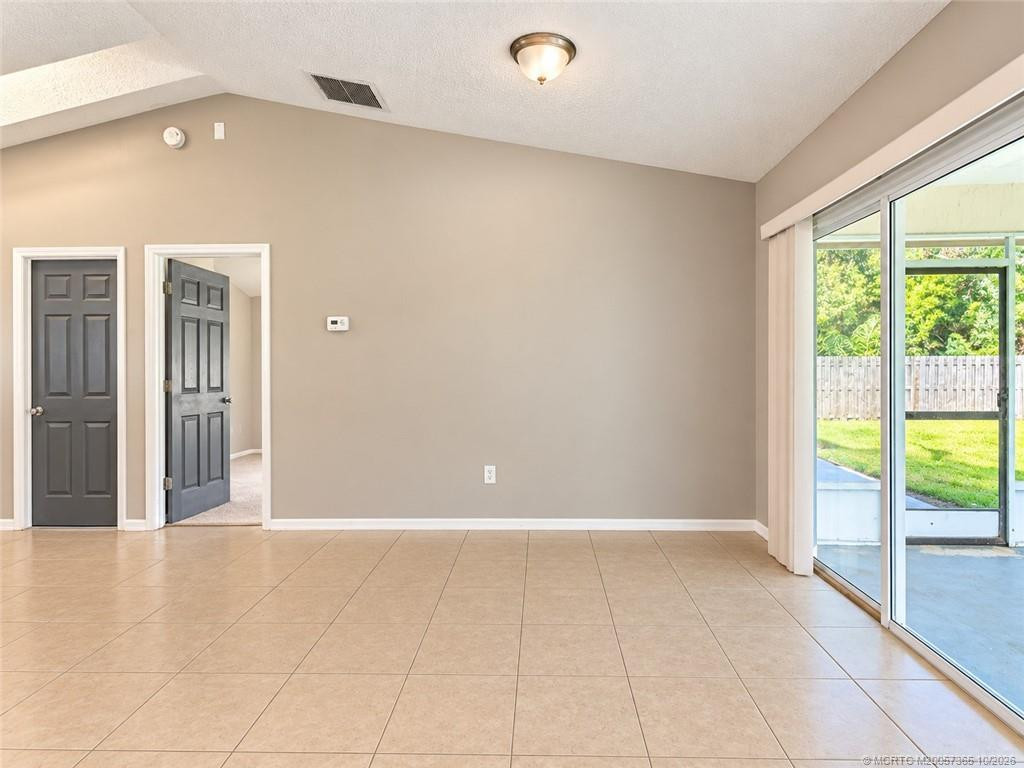 211 Se Sims Circle Property Photo 6