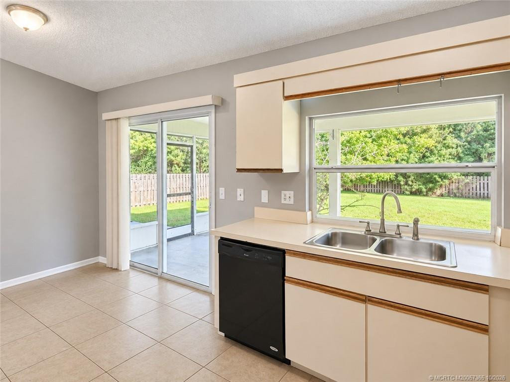 211 Se Sims Circle Property Photo 8
