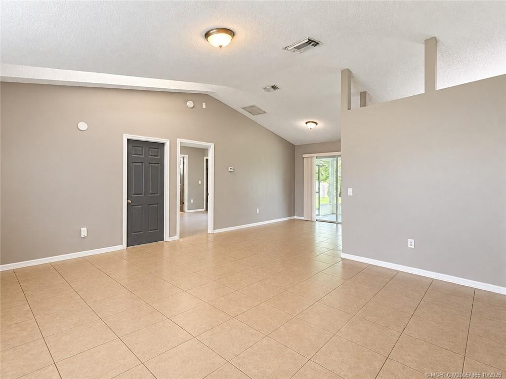 211 Se Sims Circle Property Photo 9