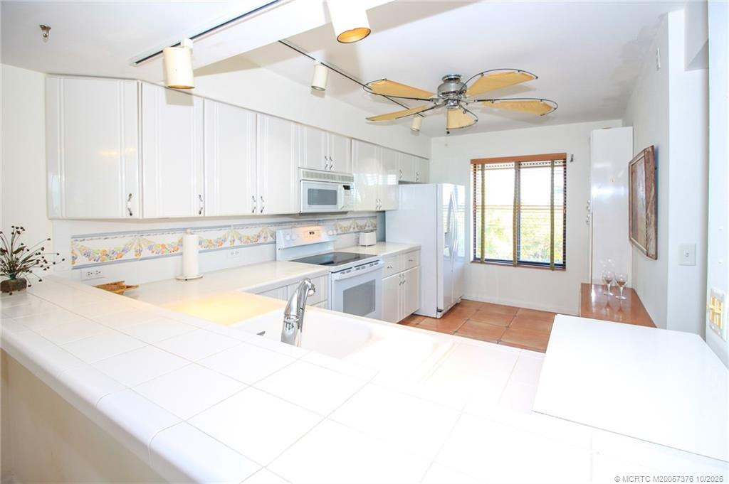 4540 Ne Sandpebble Trace 406 Property Photo 6