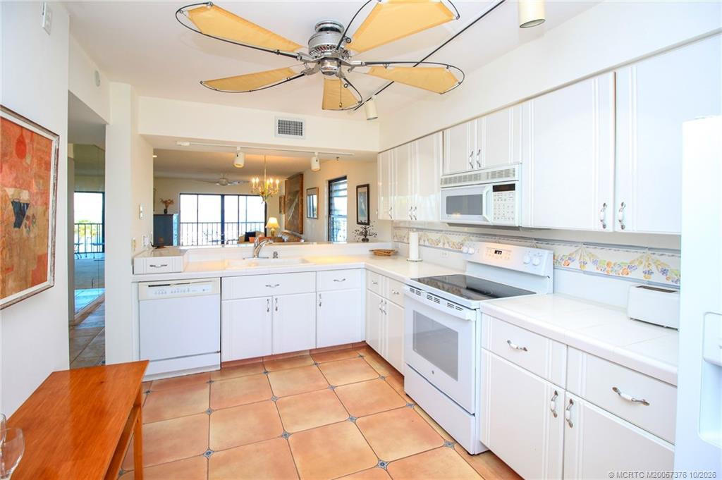 4540 Ne Sandpebble Trace 406 Property Photo 8