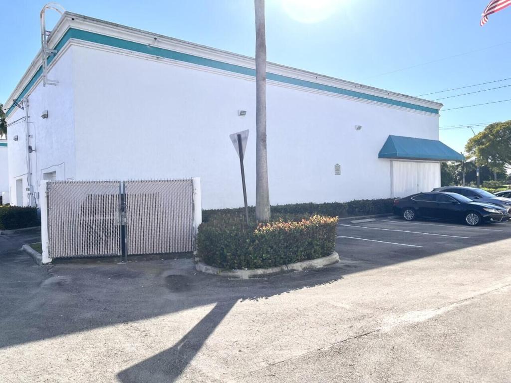 324 S Powerline Road Property Photo 7